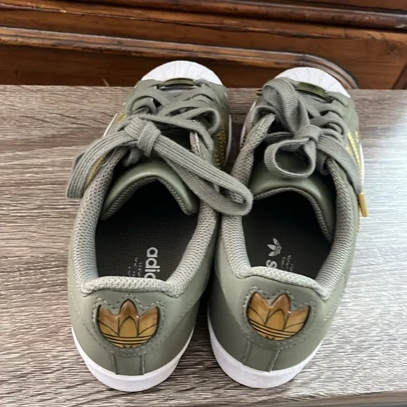 Adidas Super Star women’s 6 - Picture 3 of 4